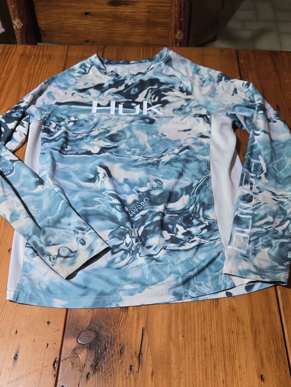 Huk Long Sleeve Aqua Wave Camo Rash Guard - Blue & White Sz Yl